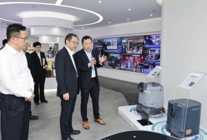 上海市委常委、浦东新区区委书记李政走访调研擎朗智能