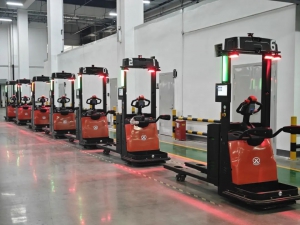 亮相央媒！中力电动叉车和搬马机器人为何频频出圈？