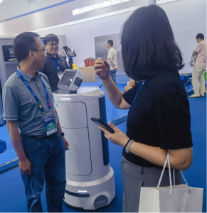 亮相全国医院建设大会，新华医疗全院物流机器人等产品超级“酷”