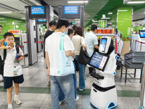 派宝智慧导览机器人X3在广州地铁黄村站上岗！