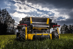 捷克SMAUT推出助力太阳能电站草地智能维护机器人
