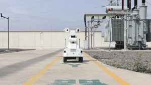 “火眼金睛+铁脚板”！“双流造”AI智能巡检机器人显身手