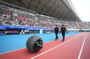 闪亮登场！球形机器人首秀“苏超”！