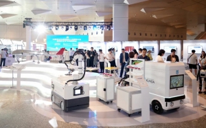 “人找桩”变“桩找人” 坤达移动储能机器人破解充电难题