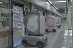 在深圳，机器人自己搭地铁送货了