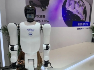 人形机器人正加速“跑进”工厂！浦东机器人产品、场景持续上新