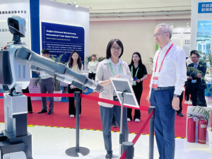 威迈尔人形机器人威宝2.0亮相链博会，搭载全景RGB-D深度视觉系统和AI大模型