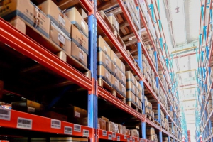 客户案例|卓一人上行三向叉车+高位拣选车协同助力不锈钢标准件企业，实现仓储扩容！高效拣选！