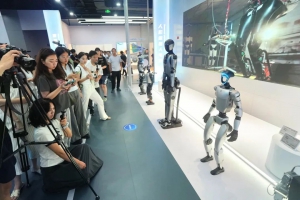 擎朗机器人WRC营业日记：今天又是被人类围观打工的一天