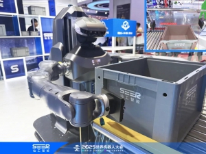 轮式人形机器人实景作业，机器狗燃动全场丨仙工智能 WRC 2025 实战秀