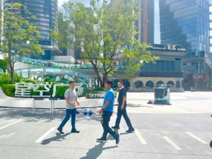 深圳机器人6S店捕获“科技迷弟”撒贝宁，赛特智能无人清扫车意外“抢镜”