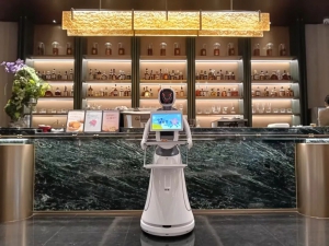 科技点亮服务！天元珑廷以艾米送餐机器人，重塑售楼处体验标杆！