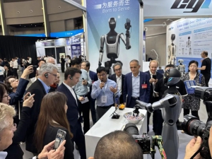 擎朗通用+专用机器人受邀亮相上海市市长国际企业家咨询会议会外活动！