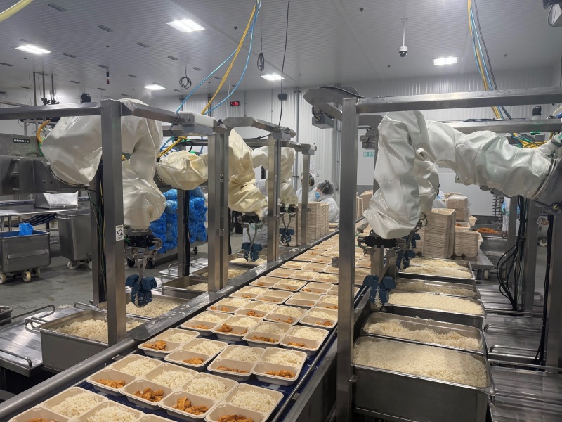 AI驱动的食品组装机器人_中国AGV网(www.chinaagv.com) AI驱动的食品组装机器人_中国AGV网(www.chinaagv.com)