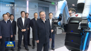 李强总理在广东调研，观看人形机器人Walker S2，优必选创始人周剑参与座谈