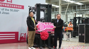 实力与信赖的双向奔赴 | 凯傲济南工厂第50000台电动平衡重叉车成功发车