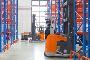 “窄”道超车：1.85m巷道，四台座驾人下型三向叉车，卓一助动力电池企业实现库容翻倍式增长！