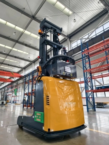 破解 8.5 米高位仓储难题！众仓前移式 AMR 让仓储效率翻倍