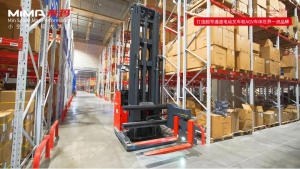 合肥搬易通（MiMA米玛）站驾式三向叉车 MC12：为服装制造行业构建高效密集型仓储，超窄通道叉车当然选MiMA！