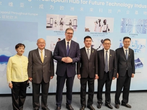 武契奇参观智元合作伙伴工厂，观看机器人技术展示