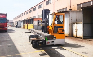 卓一5吨多向叉车，助力建筑材料公司重型长物料高效转运