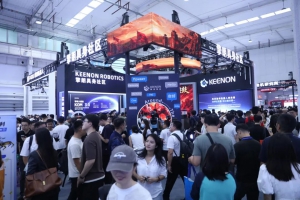 擎朗具身社区被挤爆｜KOM3.0回答人形商业化落地